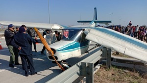The plane, which according to local police officials had taken off from Bareilly, landed on the expressway near Duhai locality of Ghaziabad district.(Sakib Ali/ HT Photo) The plane, which according to local police officials had taken off from Bareilly, landed on the expressway near Duhai locality of Ghaziabad district.(Sakib Ali/ HT Photo)