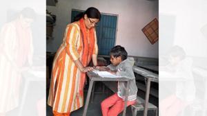 The lone, ‘pricey’ student, Jhanvi Kumari, gets special attention of the two teachers.(HT) The lone, ‘pricey’ student, Jhanvi Kumari, gets special attention of the two teachers.(HT)