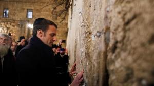 French President Emmanuel Macron stands by the Western Wall, the holiest site where Jews can pray in Jerusalem's Old City, during a visit in Jerusalem January 22, 2020.(REUTERS) French President Emmanuel Macron stands by the Western Wall, the holiest site where Jews can pray in Jerusalem's Old City, during a visit in Jerusalem January 22, 2020.(REUTERS)