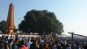 Hundreds of people visited the Vijay stambh at Bhima Koregaon in Pune, on Wednesday, January 1, 2020.(Shankar Narayan / HT Photo) Hundreds of people visited the Vijay stambh at Bhima Koregaon in Pune, on Wednesday, January 1, 2020.(Shankar Narayan / HT Photo)