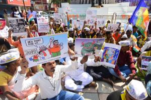 VBA’s activists forced shopkeepers in areas of Mulund, Airoli, Ghatkopar, Govandi, Wadala and Chembur to shut down.(Aalok Soni/HT Photo) VBA’s activists forced shopkeepers in areas of Mulund, Airoli, Ghatkopar, Govandi, Wadala and Chembur to shut down.(Aalok Soni/HT Photo)