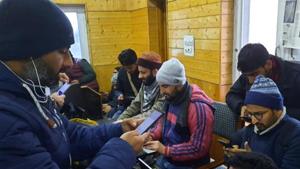 The 2G mobile internet services will be restored in the Kashmir Valley from Friday midnigh(HT Photo) The 2G mobile internet services will be restored in the Kashmir Valley from Friday midnigh(HT Photo)