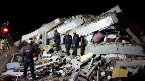 Rescue workers search on a collapsed building after an earthquake in Elazig, Turkey, January 25, 2020.(REUTERS) Rescue workers search on a collapsed building after an earthquake in Elazig, Turkey, January 25, 2020.(REUTERS)
