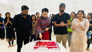 Kangana Ranaut cut a cake on the sets of Thalaivi. Kangana Ranaut cut a cake on the sets of Thalaivi.