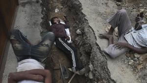 A laborer watches a movie on his mobile phone as he takes a break with others as they repair a road in Mumbai.(Photo: AP) A laborer watches a movie on his mobile phone as he takes a break with others as they repair a road in Mumbai.(Photo: AP)