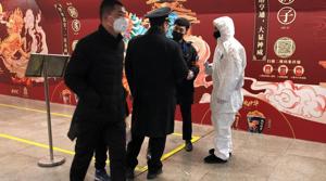 A worker in a protective suit speaks with staff members at the Wangfujing subway station, as the country is hit by an outbreak of the new coronavirus, in Beijing, China January 26, 2020.(REUTERS) A worker in a protective suit speaks with staff members at the Wangfujing subway station, as the country is hit by an outbreak of the new coronavirus, in Beijing, China January 26, 2020.(REUTERS)