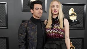 Joe Jonas and Sophie Turner stun in a brand-new look on the red carpet at the 62nd Grammy Awards.(REUTERS/Mike Blake) Joe Jonas and Sophie Turner stun in a brand-new look on the red carpet at the 62nd Grammy Awards.(REUTERS/Mike Blake)