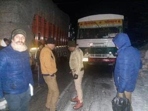 Police personnel during the rescue operation after vehicles got stuck due to slippery roads following the snowfall in Kufri, 14km from Shimla, on Tuesday.(HT Photo)