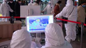 Workers in protective suits monitor a screen showing the thermal scan to check temperatures of passengers arriving at the Nanjing Railway Station, following the outbreak of a new coronavirus, during Chinese Lunar New Year holiday in Nanjing, China January 27, 2020. Picture taken January 27, 2020.(REUTERS) Workers in protective suits monitor a screen showing the thermal scan to check temperatures of passengers arriving at the Nanjing Railway Station, following the outbreak of a new coronavirus, during Chinese Lunar New Year holiday in Nanjing, China January 27, 2020. Picture taken January 27, 2020.(REUTERS)