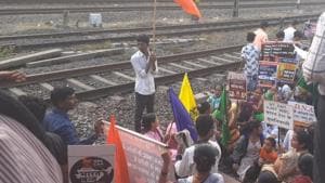 Around 150 people blocked the railways tracks in front of a CSMT bound local train on Wednesday.(HT Photo) Around 150 people blocked the railways tracks in front of a CSMT bound local train on Wednesday.(HT Photo)