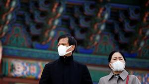 A couple wear masks to prevent contracting coronavirus in Seoul, South Korea.(REUTERS) A couple wear masks to prevent contracting coronavirus in Seoul, South Korea.(REUTERS)