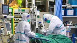 Medical staff in protective suits treat a patient.(REUTERS) Medical staff in protective suits treat a patient.(REUTERS)
