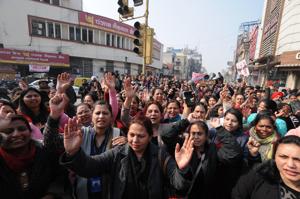 Bank employees protesting in Jalandhar.(Pardeep Pandit/HT) Bank employees protesting in Jalandhar.(Pardeep Pandit/HT)