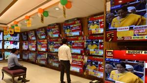 People watching live telecast of Union Budget 2020 by Finance Minister Nirmala Sitharaman at a showroom in Mumbai on Saturday.(Satish Bate/HT Photo) People watching live telecast of Union Budget 2020 by Finance Minister Nirmala Sitharaman at a showroom in Mumbai on Saturday.(Satish Bate/HT Photo)