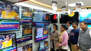 People watching budget by finance minister at a showroom. (Photo A P Dube/HT) People watching budget by finance minister at a showroom. (Photo A P Dube/HT)