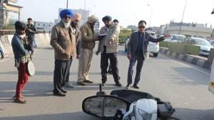 Police at the spot where the bus (inset) hit the scooter near the bus stand on Saturday.(GURPREET SINGH/HT) Police at the spot where the bus (inset) hit the scooter near the bus stand on Saturday.(GURPREET SINGH/HT)