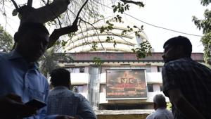 People watching sensex update outside BSE in Mumbai, February 1, 2020(Anshuman Poyrekar/HT Photo) People watching sensex update outside BSE in Mumbai, February 1, 2020(Anshuman Poyrekar/HT Photo)