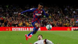 Barcelona's Nelson Semedo in action with Levante's Tono.(REUTERS) Barcelona's Nelson Semedo in action with Levante's Tono.(REUTERS)