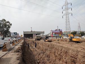 Work on the Kharar flyover being carried out on Tuesday. The ₹369-crore project has missed three deadlines.(HT PHOTO) Work on the Kharar flyover being carried out on Tuesday. The ₹369-crore project has missed three deadlines.(HT PHOTO)