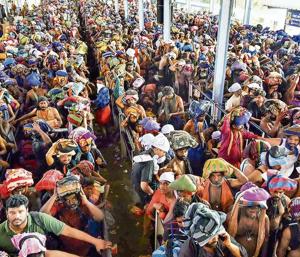 Devotees queue up to offer prayers at Lord Ayyappa temple in Sabarimala on January 3.(PTI File photo) Devotees queue up to offer prayers at Lord Ayyappa temple in Sabarimala on January 3.(PTI File photo)