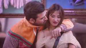 Bigg Boss 13: Mahira Sharma cried as she fought with Paras Chhabra. Bigg Boss 13: Mahira Sharma cried as she fought with Paras Chhabra.