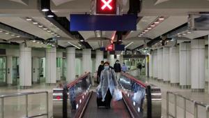 Passengers wear face masks as they arrive to the Lo Wu MTR station, before the closing of the Lo Wu border following the coronavirus outbreak in Hong Kong, China on February 3, 2020.(Reuters File Photo) Passengers wear face masks as they arrive to the Lo Wu MTR station, before the closing of the Lo Wu border following the coronavirus outbreak in Hong Kong, China on February 3, 2020.(Reuters File Photo)