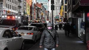 A pedestrian wearing a face mask walks along a street in the Chinatown neighborhood of New York, US, on Wednesday, Feb. 5, 2020.(Bloomberg Photo) A pedestrian wearing a face mask walks along a street in the Chinatown neighborhood of New York, US, on Wednesday, Feb. 5, 2020.(Bloomberg Photo)