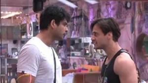 Bigg Boss 13: Asiam Riaz and Sidharth Shukla lock horns once again. Bigg Boss 13: Asiam Riaz and Sidharth Shukla lock horns once again.