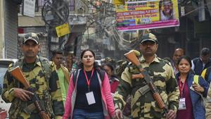 Poll officials arrive amid tight security at a polling station on the eve of Delhi Assembly elections, at Shaheen Bagh in New Delhi.(PTI) Poll officials arrive amid tight security at a polling station on the eve of Delhi Assembly elections, at Shaheen Bagh in New Delhi.(PTI)