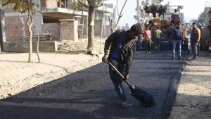 A worker at a road construction site in Gurugram.(Yogendra Kumar/HT PHOTO) A worker at a road construction site in Gurugram.(Yogendra Kumar/HT PHOTO)