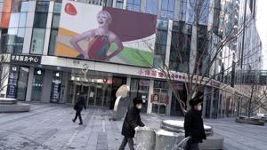 Workers move the snow past closed stores at a shopping area, as the country is hit by an outbreak of the new coronavirus, in Beijing, China February 7, 2020.(REUTERS) Workers move the snow past closed stores at a shopping area, as the country is hit by an outbreak of the new coronavirus, in Beijing, China February 7, 2020.(REUTERS)