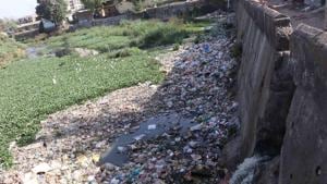 Data reveals that the KDMC produces 126 million litres of sewage daily, but treats only 30% of it. The rest pours into the Ulhas river(HT PHOTO) Data reveals that the KDMC produces 126 million litres of sewage daily, but treats only 30% of it. The rest pours into the Ulhas river(HT PHOTO)