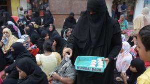 A woman serving tea to protesters at Mumbai Bagh at Morland Road on Sunday.(Bhushan Koyande/HT Photo) A woman serving tea to protesters at Mumbai Bagh at Morland Road on Sunday.(Bhushan Koyande/HT Photo)