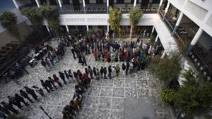 Voters stand in a queue to cast their vote at Shaheen Bagh, in Okhla assembly constituency.((Burhaan Kinu/HT)) Voters stand in a queue to cast their vote at Shaheen Bagh, in Okhla assembly constituency.((Burhaan Kinu/HT))
