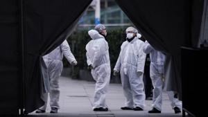Staff members wearing protective masks are seen at the Shanghai railway station in Shanghai, China, as the country is hit by an outbreak of a new coronavirus, February 7, 2020.(Reuters file photo) Staff members wearing protective masks are seen at the Shanghai railway station in Shanghai, China, as the country is hit by an outbreak of a new coronavirus, February 7, 2020.(Reuters file photo)