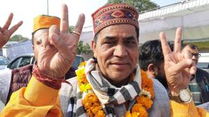 BJP’s Mohan Singh Bisht flashes victory sign after defeating nearest AAP candidate by close to 30,000 votes.(HT Photo) BJP’s Mohan Singh Bisht flashes victory sign after defeating nearest AAP candidate by close to 30,000 votes.(HT Photo)