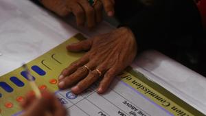 A woman waits to get her finger inked during Delhi Assembly election in New Delhi, India, on Saturday, February 8, 2020.(Biplov Bhuyan/HT PHOTO) A woman waits to get her finger inked during Delhi Assembly election in New Delhi, India, on Saturday, February 8, 2020.(Biplov Bhuyan/HT PHOTO)