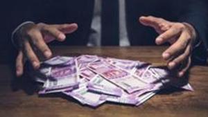 ACB officers caught the tea stall owner red-handed while accepting money surprising customers who had gathered to have tea.(GETTY IMAGES.) ACB officers caught the tea stall owner red-handed while accepting money surprising customers who had gathered to have tea.(GETTY IMAGES.)