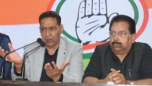 DPCC chief Subhash Chopra and Delhi Congress in-charge PC Chacko are likely to face the axe.(Sushil Kumar/HT Photo) DPCC chief Subhash Chopra and Delhi Congress in-charge PC Chacko are likely to face the axe.(Sushil Kumar/HT Photo)