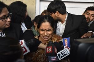 Asha Devi, mother of the victim, breaks into tears at Patiala House Court in New Delhi.(Sonu Mehta/HT file photo) Asha Devi, mother of the victim, breaks into tears at Patiala House Court in New Delhi.(Sonu Mehta/HT file photo)
