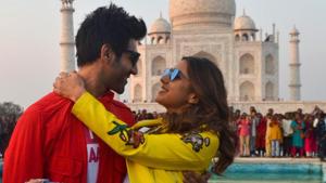 Love Aaj Kal actors Kartik Aaryan and Sara Ali Khan visit the Taj Mahal to promote their film, in Agra.(PTI) Love Aaj Kal actors Kartik Aaryan and Sara Ali Khan visit the Taj Mahal to promote their film, in Agra.(PTI)