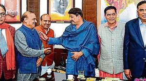 Some of the newly elected BJP MLAs meet Delhi BJP chief and North East Delhi MP Manoj Tiwari on Wednesday.(PTI photo) Some of the newly elected BJP MLAs meet Delhi BJP chief and North East Delhi MP Manoj Tiwari on Wednesday.(PTI photo)
