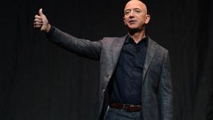 It’s something of a style makeover for Bezos, 56, whose once-low-key personal life has been a source of frequent headlines since he and MacKenzie Bezos divorced in 2019.(REUTERS) It’s something of a style makeover for Bezos, 56, whose once-low-key personal life has been a source of frequent headlines since he and MacKenzie Bezos divorced in 2019.(REUTERS)