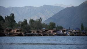 Empty houseboats are seen at Dal lake, in Srinagar.(REUTERS) Empty houseboats are seen at Dal lake, in Srinagar.(REUTERS)