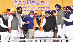 Former Punjab chief minister Parkash Singh Badal, SAD president Sukhbir Singh Badal offering siropa to SAD Taksali leader Amarpal Singh Bony during a protest rally against Punjab government at Rajasansi in Amritsar on Thursday.(Sameer Sehgal/HT) Former Punjab chief minister Parkash Singh Badal, SAD president Sukhbir Singh Badal offering siropa to SAD Taksali leader Amarpal Singh Bony during a protest rally against Punjab government at Rajasansi in Amritsar on Thursday.(Sameer Sehgal/HT)