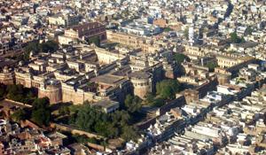 The plan is to construct a heritage street on the periphery of Qila Mubarak; and (below) a view of the busy and narrow lanes in the periphery of the historic palace in Patiala.(HT FILE) The plan is to construct a heritage street on the periphery of Qila Mubarak; and (below) a view of the busy and narrow lanes in the periphery of the historic palace in Patiala.(HT FILE)