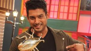 An old picture of Sidharth Shukla with Khatron Ke Khiladi trophy has been edited and is being shared as his picture with the trophy. An old picture of Sidharth Shukla with Khatron Ke Khiladi trophy has been edited and is being shared as his picture with the trophy.