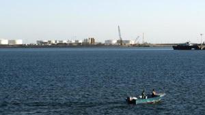 A speed boat passes by oil docks at the port of Kalantari in the city of Chabahar, east of the Strait of Hormuz in this January 17, 2012 file photo.(Reuters File Photo) A speed boat passes by oil docks at the port of Kalantari in the city of Chabahar, east of the Strait of Hormuz in this January 17, 2012 file photo.(Reuters File Photo)