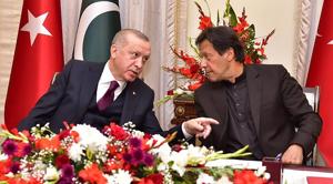 Turkish President Recep Tayyip Erdogan (L) speaks with Pakistan's Prime Minister Imran Khan during a signing agreements ceremony in Islamabad.(AFP photo) Turkish President Recep Tayyip Erdogan (L) speaks with Pakistan's Prime Minister Imran Khan during a signing agreements ceremony in Islamabad.(AFP photo)