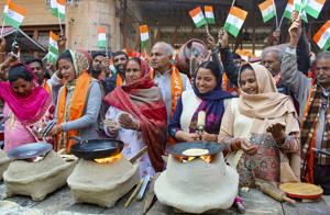 Women Shiv Sena members make 'chapatis' on clay chulhas (ovens) during a unique protest against the LPG price hike in Jammu in December 2019.(PTI File Photo/Representative Image) Women Shiv Sena members make 'chapatis' on clay chulhas (ovens) during a unique protest against the LPG price hike in Jammu in December 2019.(PTI File Photo/Representative Image)